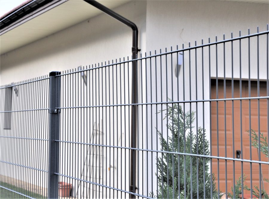 Panel Fencing – Types, Benefits, and Applications